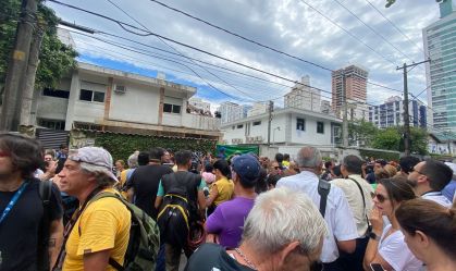 Cortejo de Pelé passa em frente à casa de Dona Celeste, a mãe centenária do Rei