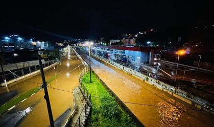 Ruas ficam debaixo d'água após tempestade em Franco da Rocha; veja imagens