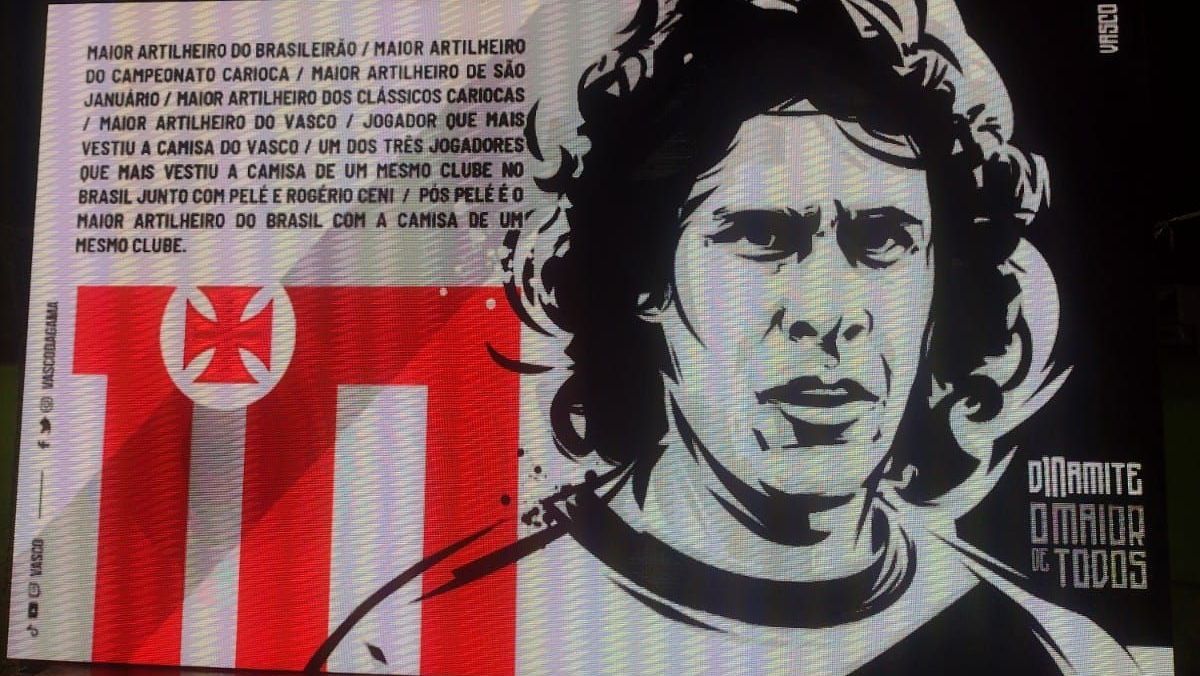 Telão no estádio São Januário homenageia o craque Roberto Dinamite / Leandro Resende/CNN
