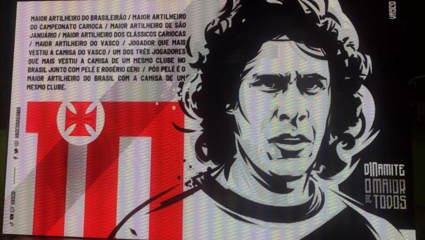 Telão no estádio São Januário homenageia o craque Roberto Dinamite / Leandro Resende/CNN