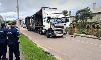 Caminhoneiro cruza Curitiba em alta velocidade, bate em mais de 10 carros e é preso