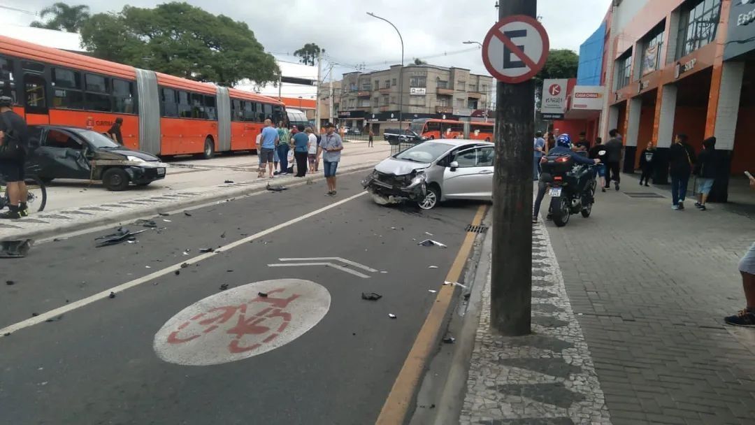 Caminhoneiro cruza Curitiba em alta velocidade, bate em mais de 10 carros e é preso / Reprodução / Redes Sociais / Morar em Curitiba