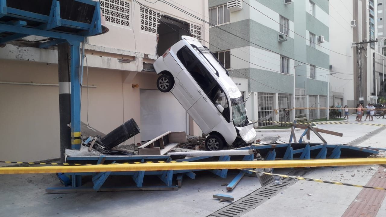 carro atravessa parede de prédio sc