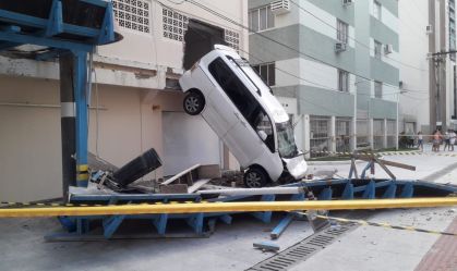 carro atravessa parede de prédio sc