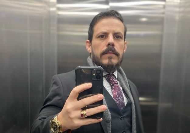 Saiba quem é Leandro Mathias, advogado armamentista baleado pela própria arma durante ressonância