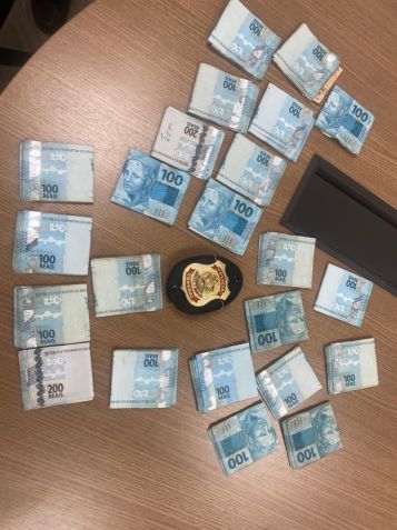 PF localizou R$ 22 mil na residência de Renan Sena Silva, em Brasília. / Divulgação/ Polícia Federal