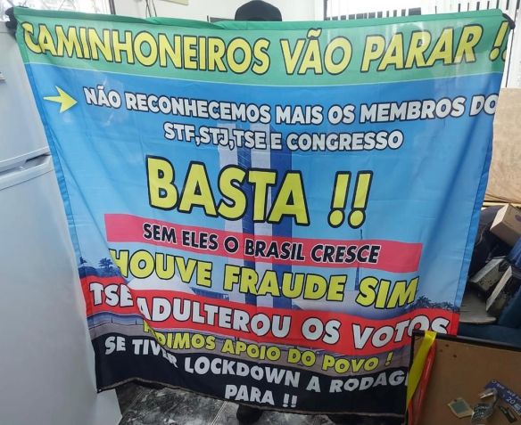 Bandeira que acusa o Tribunal Superior Eleitoral (TSE) de ter fraudado os resultados das eleições presidenciais de 2022 foi encontrada na casa de Ramiro Júnior. / Reprodução