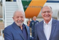 Lula embarca à Argentina; Alckmin assume Presidência da República
