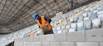 Operário trabalha na área de cadeiras da Arena MRV, futuro estádio do Atlético-MG