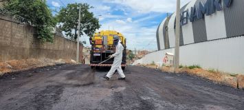 Trabalhador atua em obra viária no entorno da Arena MRV, futuro estádio do Atlético-MG