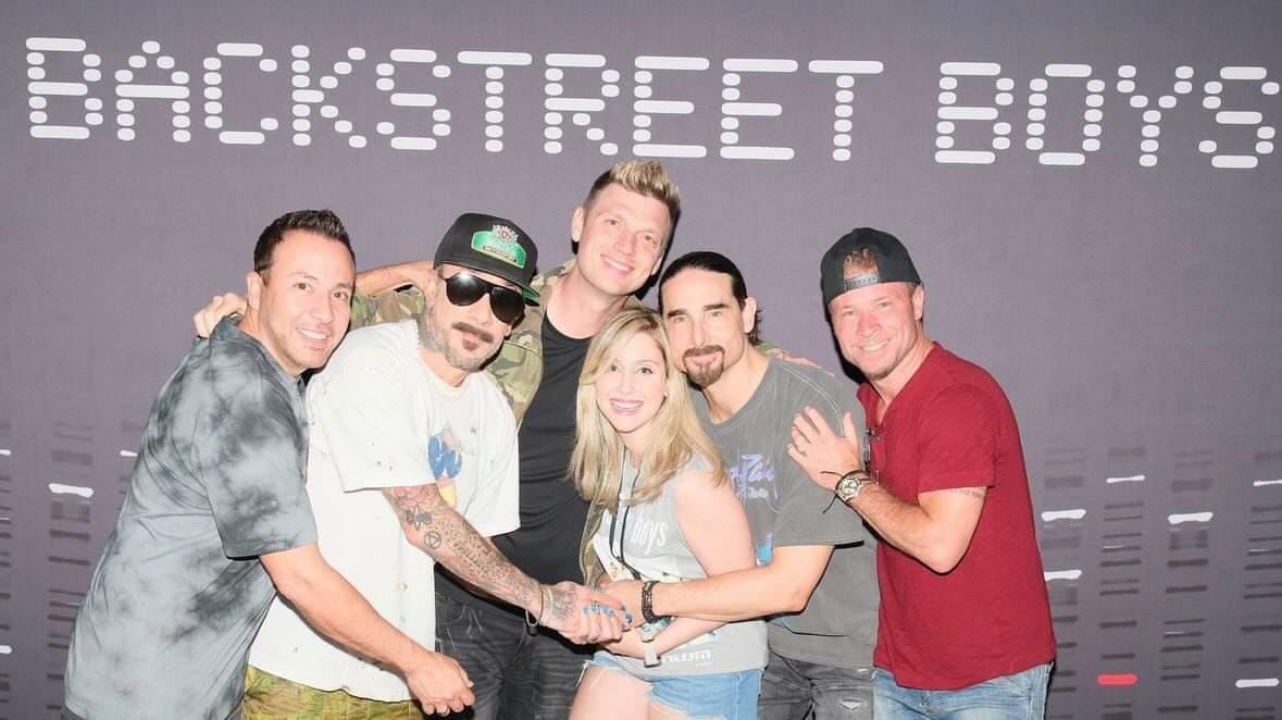 A jornalista Nathalia Ferrari, 32, em meio ao grupo Backstreet Boys em São Paulo (SP) / Arquivo pessoal