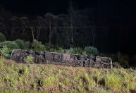 Ônibus com turistas estrangeiros tomba e deixa ao menos 7 mortos no Paraná