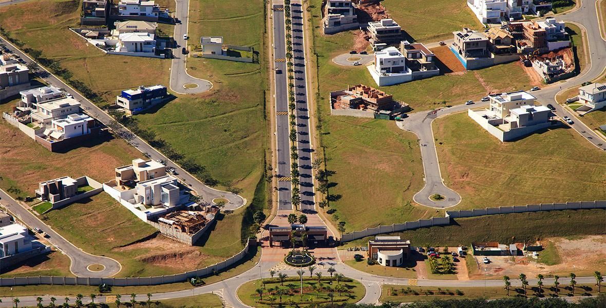 Vista aérea da portaria do Residencial Itahyê, no bairro de Alphaville, no município de Santana de Parnaíba. / Cipasa Urbanismo