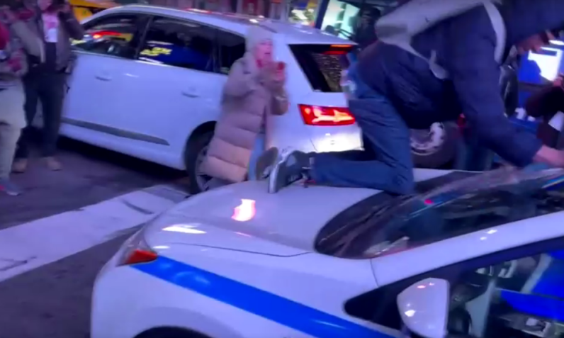 Manifestante quebrou janela de um carro da polícia durante protesto na Times Square, em Nova York, nesta sexta-feira / Reuters