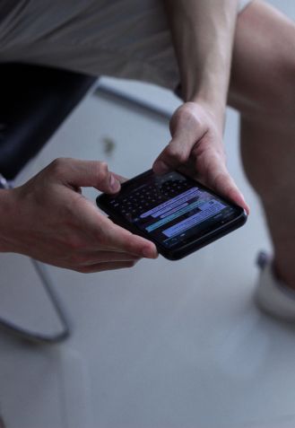 Pessoa conversando em Chat pelo celular / Asterfolio/Unsplash