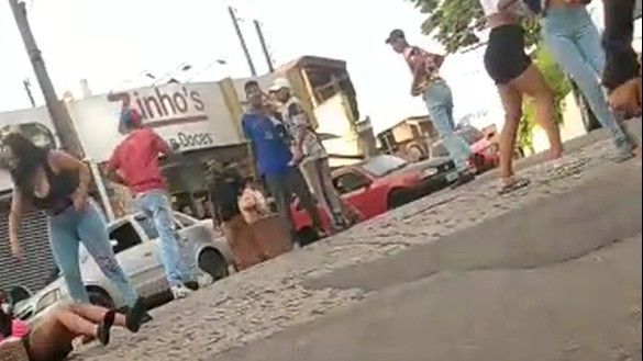 Homens envolvidos em briga antes de atropelamento de jovem em SP; imagens mostram o carro vermelho usado no crime / Reprodução