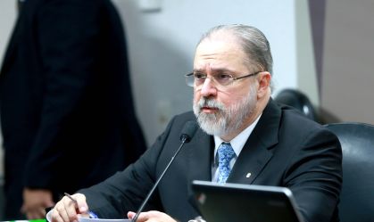 “Nunca permitimos sair do esquadro da Constituição e das leis”, diz Aras em último discurso como PGR