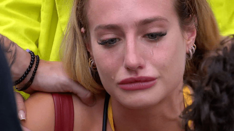 Bruna chora ao conversar com outros participantes do BBB23 após recado de Tadeu Schmidt / TV Globo