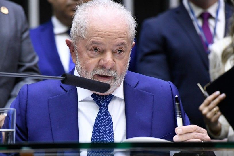 Lula mostra caneta durante posse no Congresso