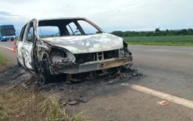 carro carbonizado