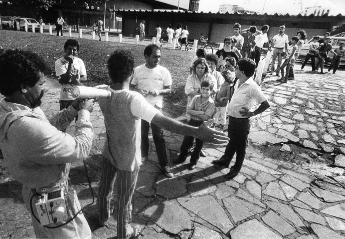 Brasil, Goiânia, GO. 02/10/1987. Técnico da CNEN (Comissão Nacional de Energia Nuclear) mede índice de radioatividade em pessoas contaminadas durante o acidente radiológico com Césio-137, no Estádio Olímpico em Goiânia, Goiás. / CARLOS COSTA/O POPULAR/AE/Codigo imagem:42624