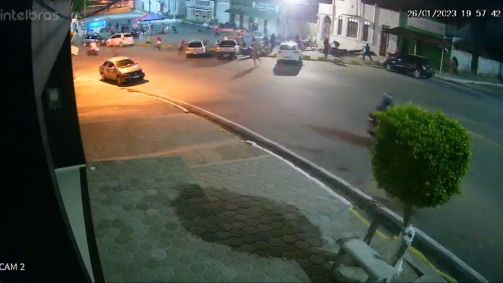 Imagens de circuito interno mostram o momento em que os criminosos efetuam os disparos