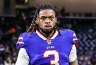 Jogador do Bills, Damar Hamlin, desmaia durante jogo e deixa campo em ambulância