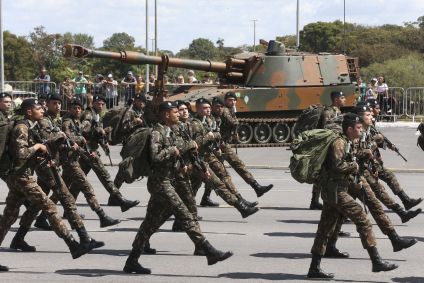 Militares do Exército durante desfile em Brasília