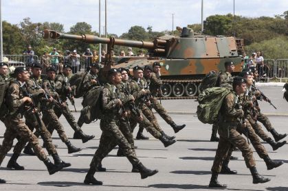 Militares do Exército durante desfile em Brasília