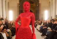 Doja Cat vai com corpo pintado e colado com 30 mil cristais em evento de moda em Paris