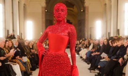 Doja Cat vai com corpo pintado e colado com 30 mil cristais em evento de moda em Paris