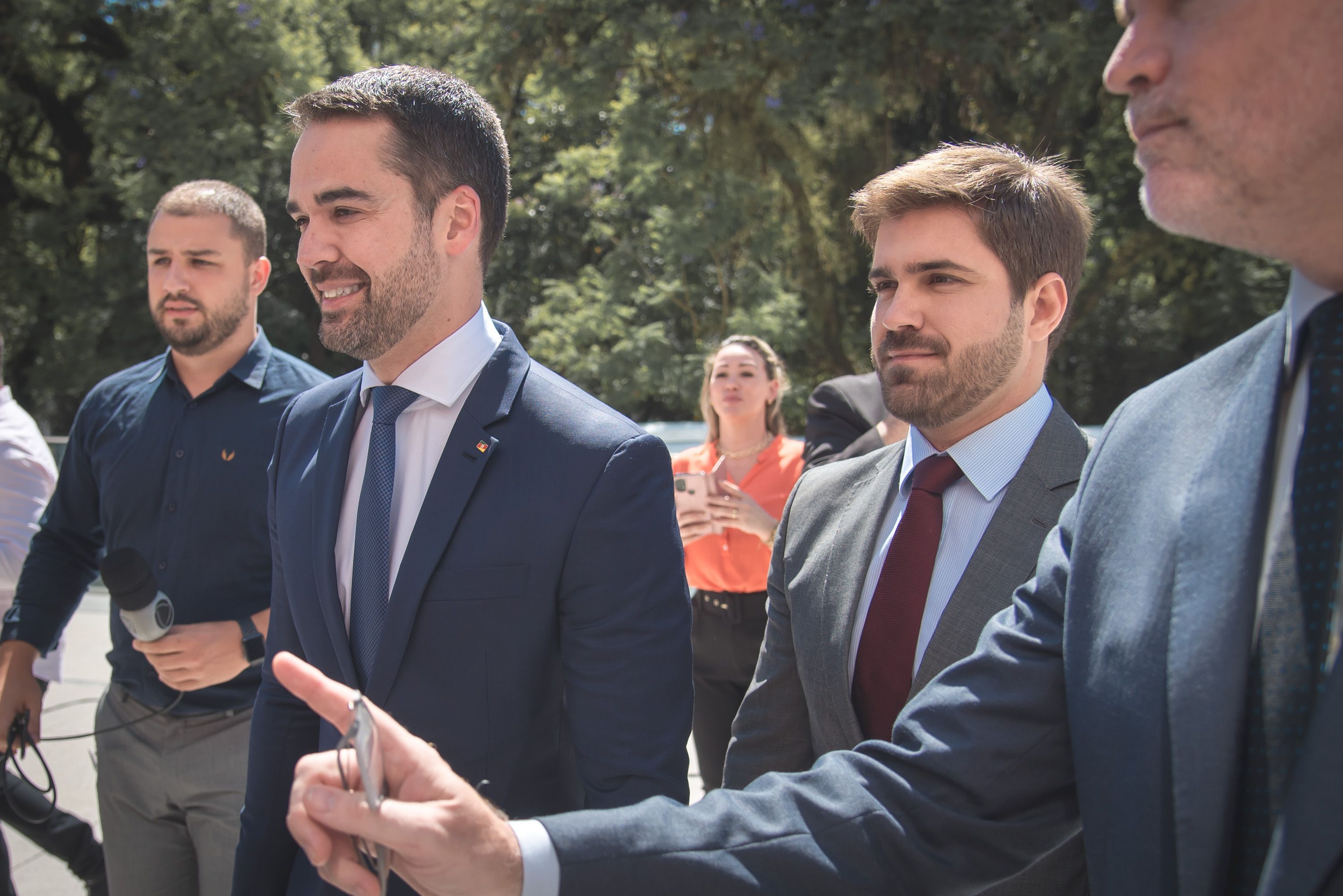 Posse de Eduardo Leite como governador do Estado do Rio Grande do Sul, em foto com o namorado e primeiro-cavalheiro Thalis Bolzan, 01.01.2023 -