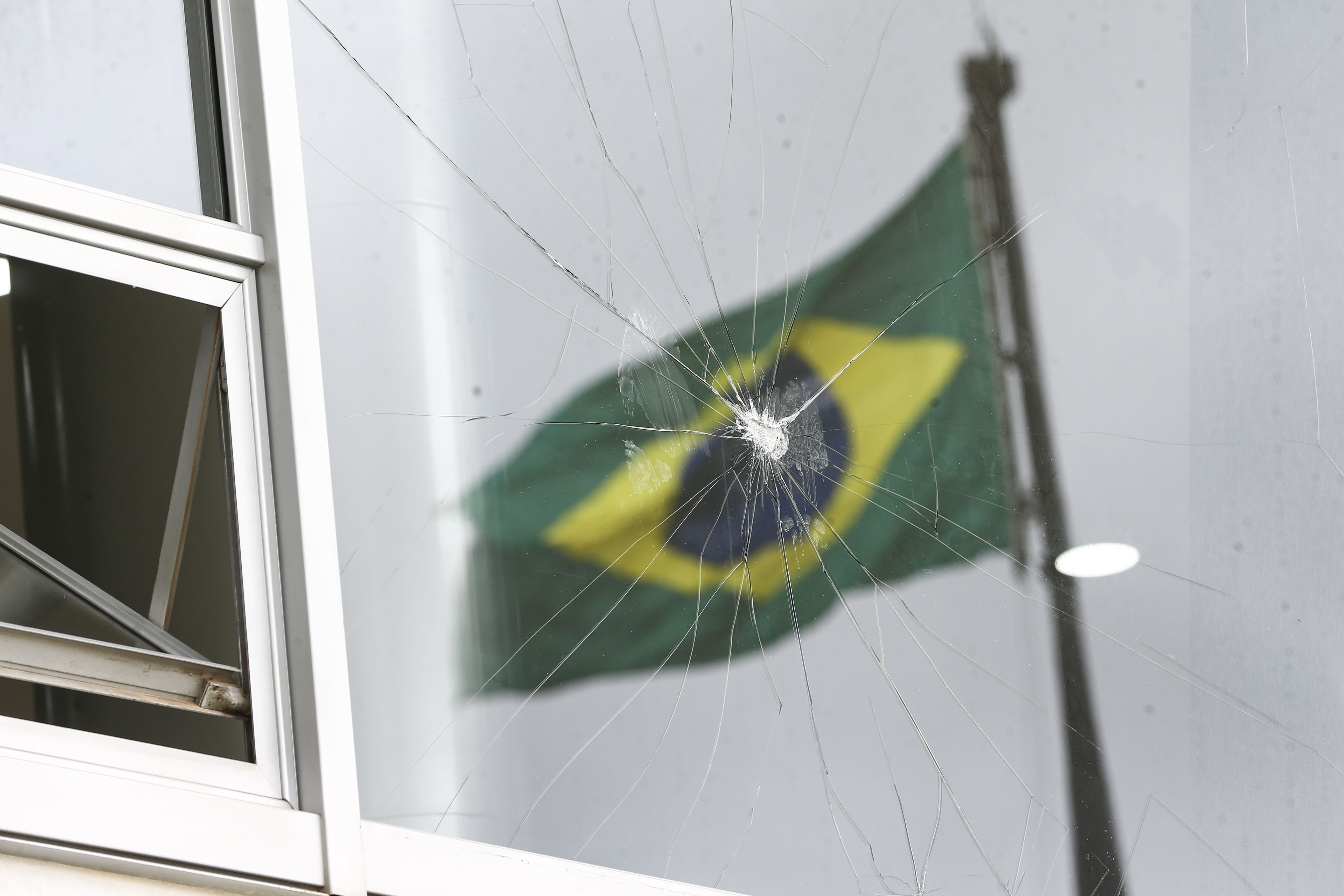 Móveis e janelas danificadas no Palácio do Planalto após a invasão de bolsonaristas