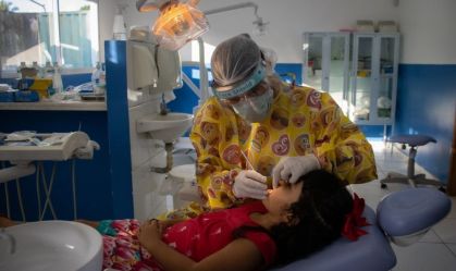 Interrupção precoce do aleitamento é fator de risco para cárie na infância, diz estudo