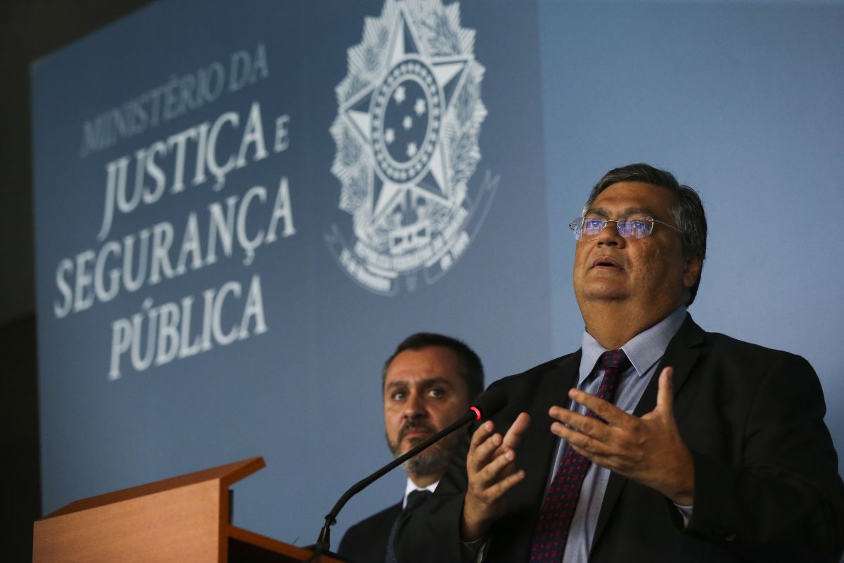 Zema critica Dino e cobra “decisão dura” de Fachin em crise no STF
