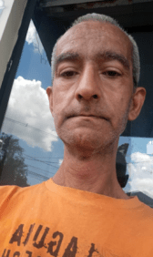 Flávio Pereira, 50 anos, nascido em 7 de maio de 1972, natural de Pinhalão, estado do Paraná. Profissão Artesão