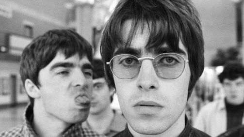 Noel Gallagher (esq.) e Liam Gallagher (dir.), do Oasis.