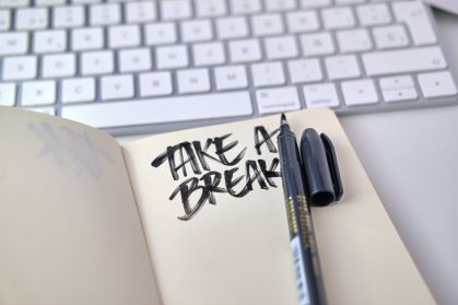 "Take a break" (dê um tempo)