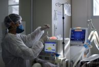 Imunidade gerada pela infecção natural por Covid-19 permanece alta por 10 meses, diz estudo