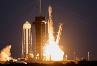 Foguete mais poderoso da SpaceX volta a voar e realiza pouso sincronizado