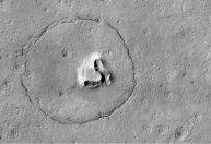 Nave da Nasa captura imagem do rosto de um urso em Marte
