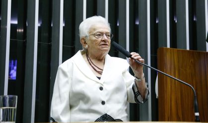 Luiza Erundina segue internada em Brasília; quadro é estável e deputada conversa normalmente, diz equipe