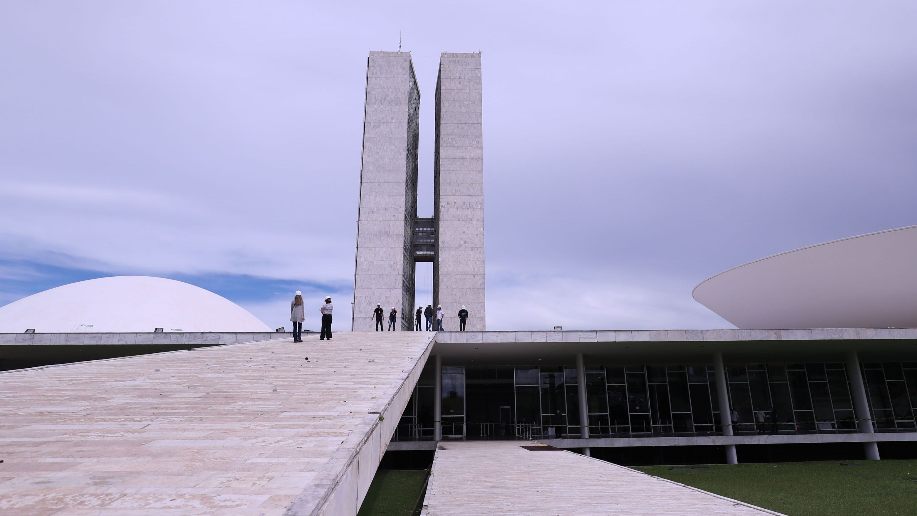 Trabalhadores atuam nos serviços de reparo após atos de vandalismo no Congresso Nacional