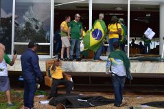 Manifestantes bolsonaristas invadem o Congresso Nacional em 8 de janeiro