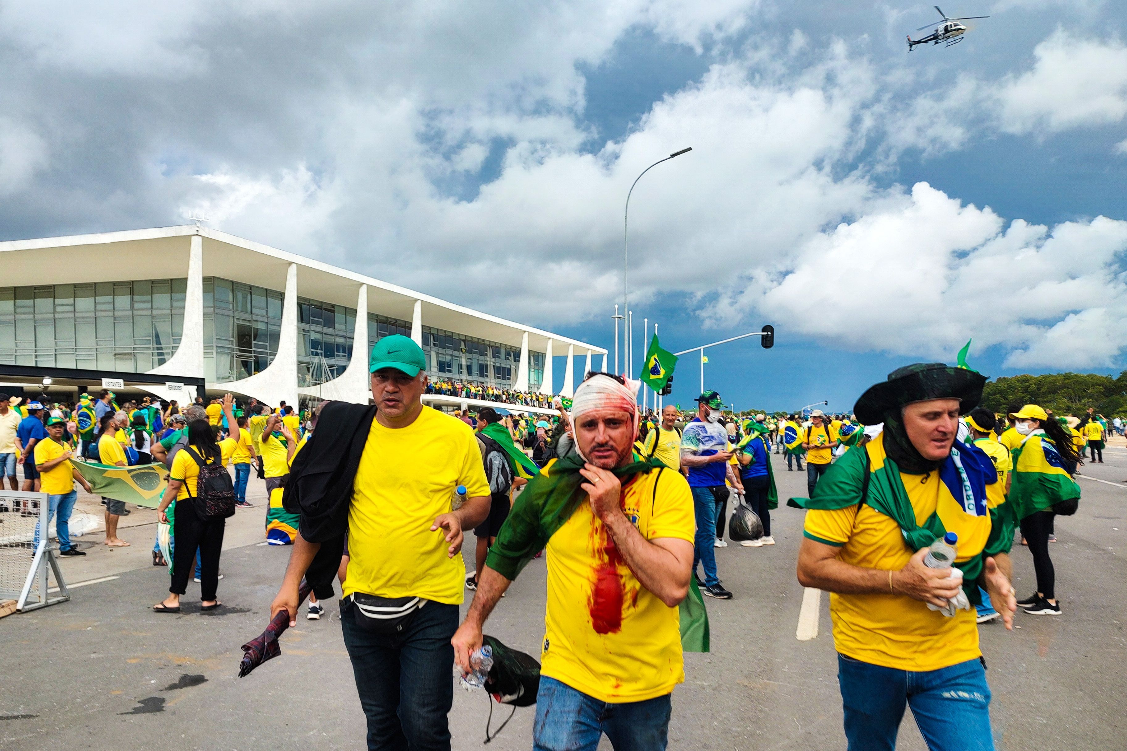DF - BRASÍLIA, MANIFESTAÇÕES - GERAL - BRASÍLIA, MANIFESTAÇÕES - Manifestante contrários ao resultado das eleições presidenciais de 2022 que elegeram o Luiz Inácio Lula da Silva, são vistos com ferimentos e camisa com manchas de sangue nas proximidades do Palácio do Planalto durante ato neste domingo (8) na capital federal Brasília. Os manifestantes pedem pela prisão do presidente Lula e por intervenção militar 08/01/2023 - Foto: SCARLETT ROCHA/AGIF - AGÊNCIA DE FOTOGRAFIA/AGIF - AGÊNCIA DE FOTOGRAFIA/ESTADÃO CONTEÚDO