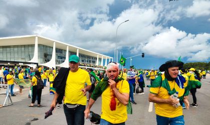 DF - BRASÍLIA, MANIFESTAÇÕES - GERAL - BRASÍLIA, MANIFESTAÇÕES - Manifestante contrários ao resultado das eleições presidenciais de 2022 que elegeram o Luiz Inácio Lula da Silva, são vistos com ferimentos e camisa com manchas de sangue nas proximidades do Palácio do Planalto durante ato neste domingo (8) na capital federal Brasília. Os manifestantes pedem pela prisão do presidente Lula e por intervenção militar 08/01/2023 - Foto: SCARLETT ROCHA/AGIF - AGÊNCIA DE FOTOGRAFIA/AGIF - AGÊNCIA DE FOTOGRAFIA/ESTADÃO CONTEÚDO