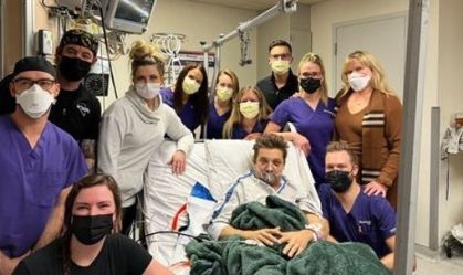 Jeremy Renner comemora aniversário no hospital e agradece equipe da UTI por "jornada"
