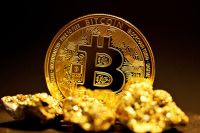 Bitcoin renova recorde histórico, ultrapassando marca dos US$ 113 mil