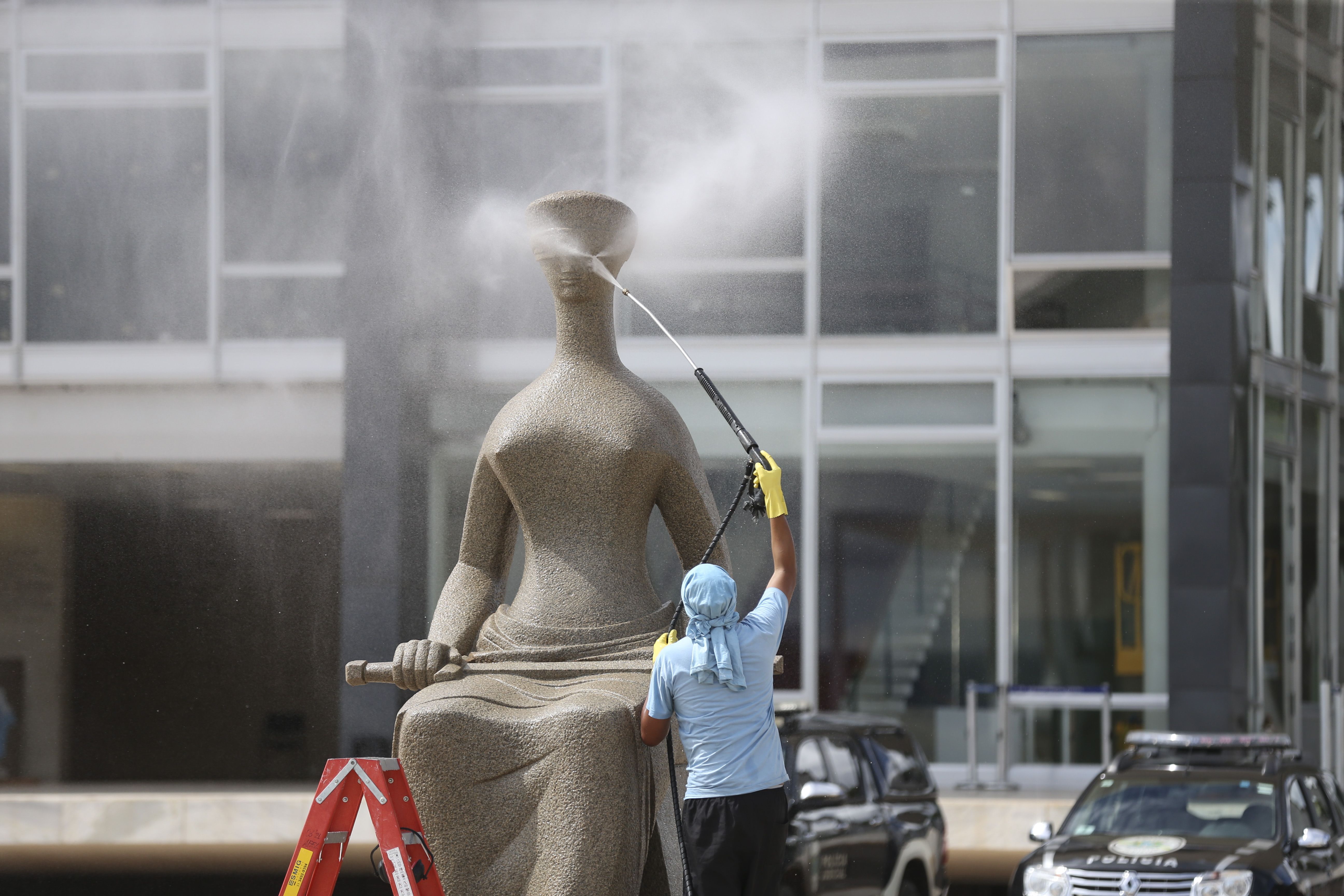 Lavagem da estátua da justiça em frente ao Supremo Tribunal Federal (STF), em Brasília (DF)