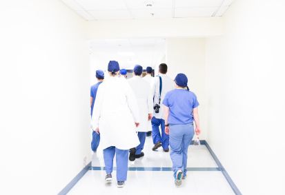 Enfermeiros e médicos em hospital